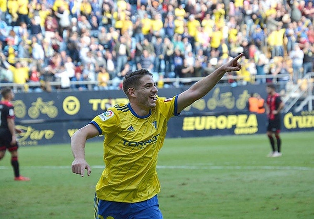 Manu Vallejo celebra un tanto con la camiseta del Cádiz CF