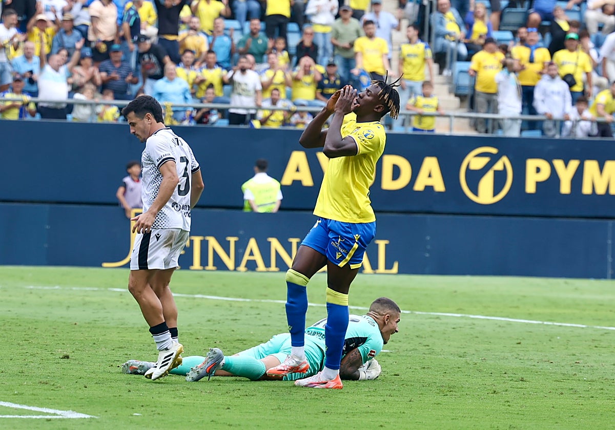 El Cádiz CF sigue invicto, aunque desaprovechó una gran oportunidad de ser el líder en solitario.