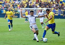 Raúl Pereira se estrena en Segunda con el Cádiz CF, con Víctor Aznar y Moussa Diakité como ejemplos
