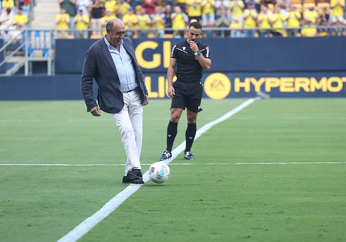 Carmelo Navarro hizo el saque de honor en el Cádiz - Ceuta.