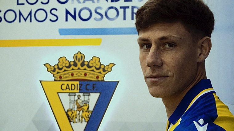 Iker Recio durante su presentación con el Cádiz CF.