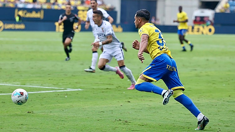 A Raúl Pereira se le abre la puerta de la titularidad en el Cádiz CF