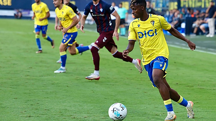 Efe Aghama quiere volver a jugar esta jornada con el Cádiz CF.