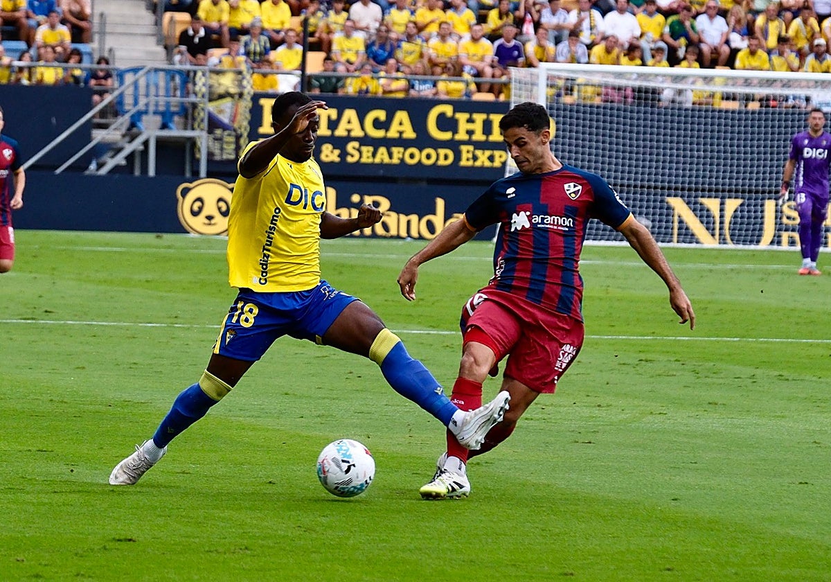 Yussi Diarra fue una de las novedades en el once del Cádiz CF ante el Huesca