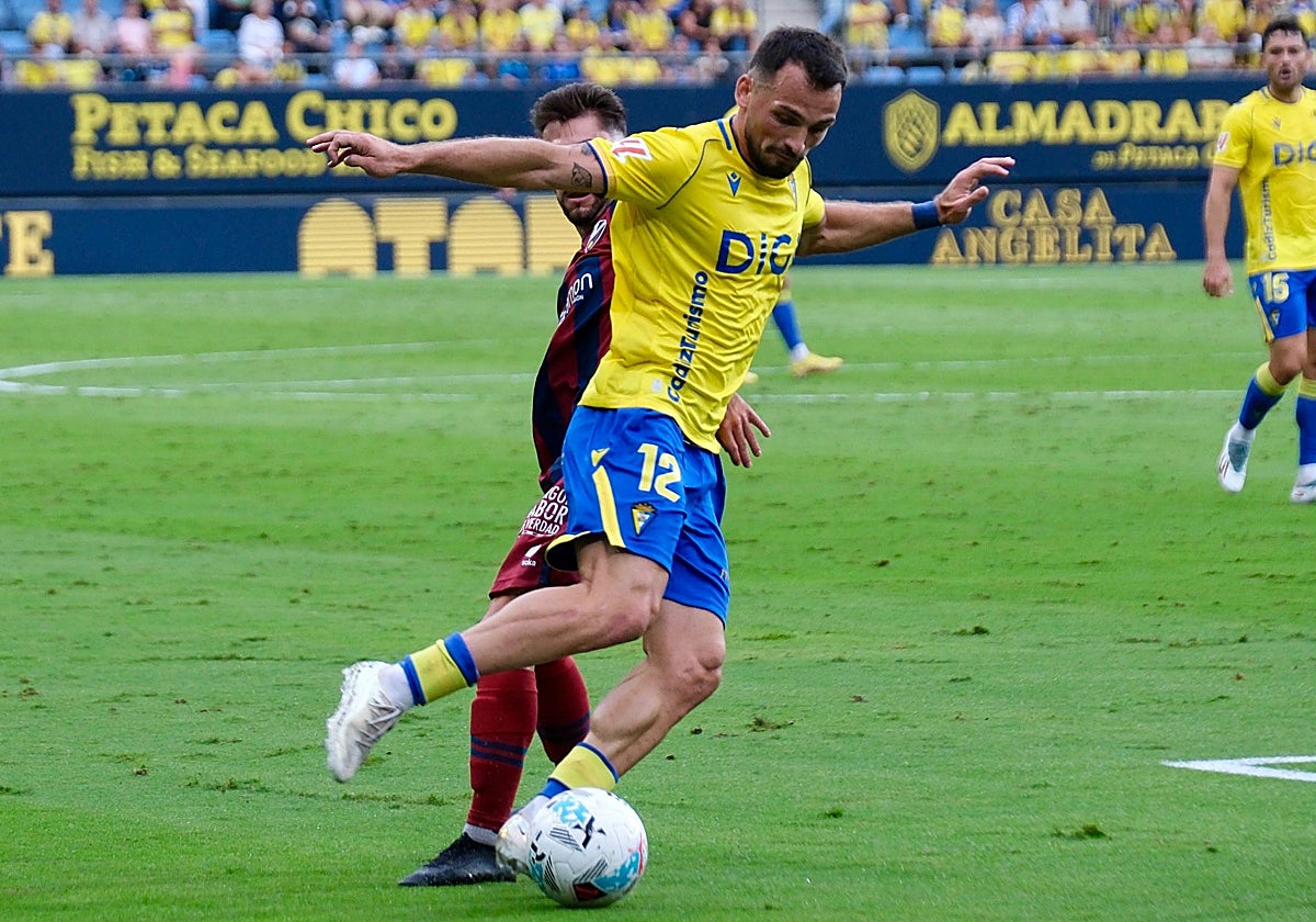 El Cádiz CF llegó con importantes bajas a su cita ante el Huesca, pero Iuri Tabatadze decidió el encuentro con su gol.