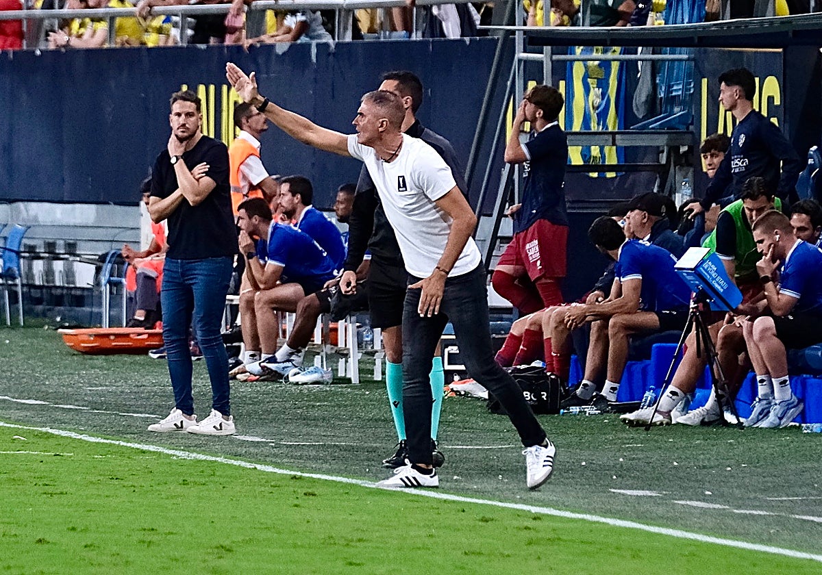 Gaizka Garitano da instrucciones desde el banquillo