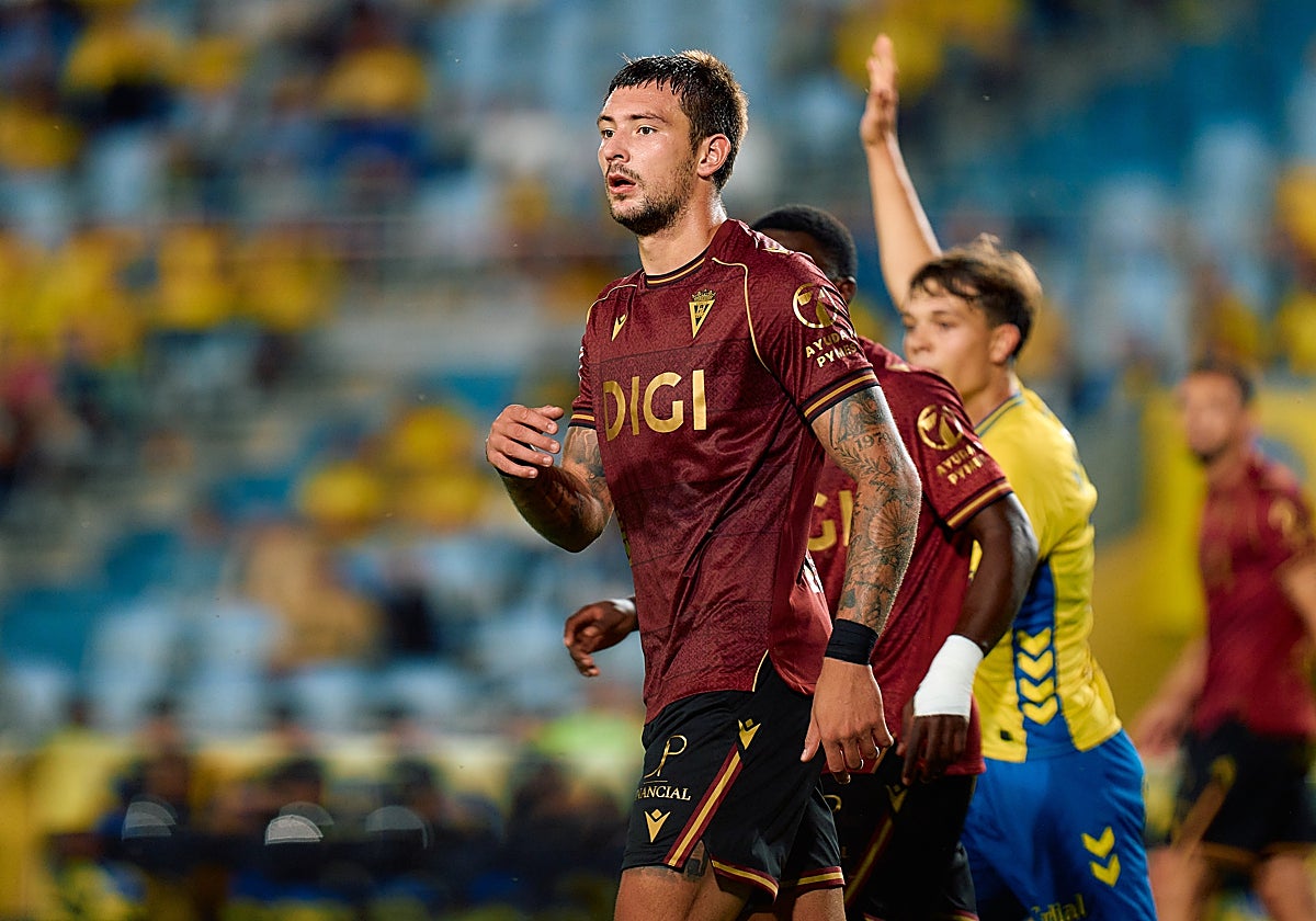 Bojan Kovacevic, central serbio del Cádiz CF.