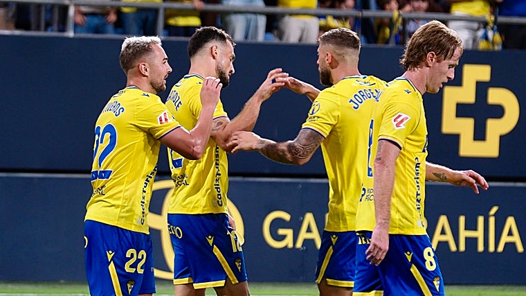 Álex, a la derecha en la imagen, después del gol de Iuri Tabatadze al Huesca.