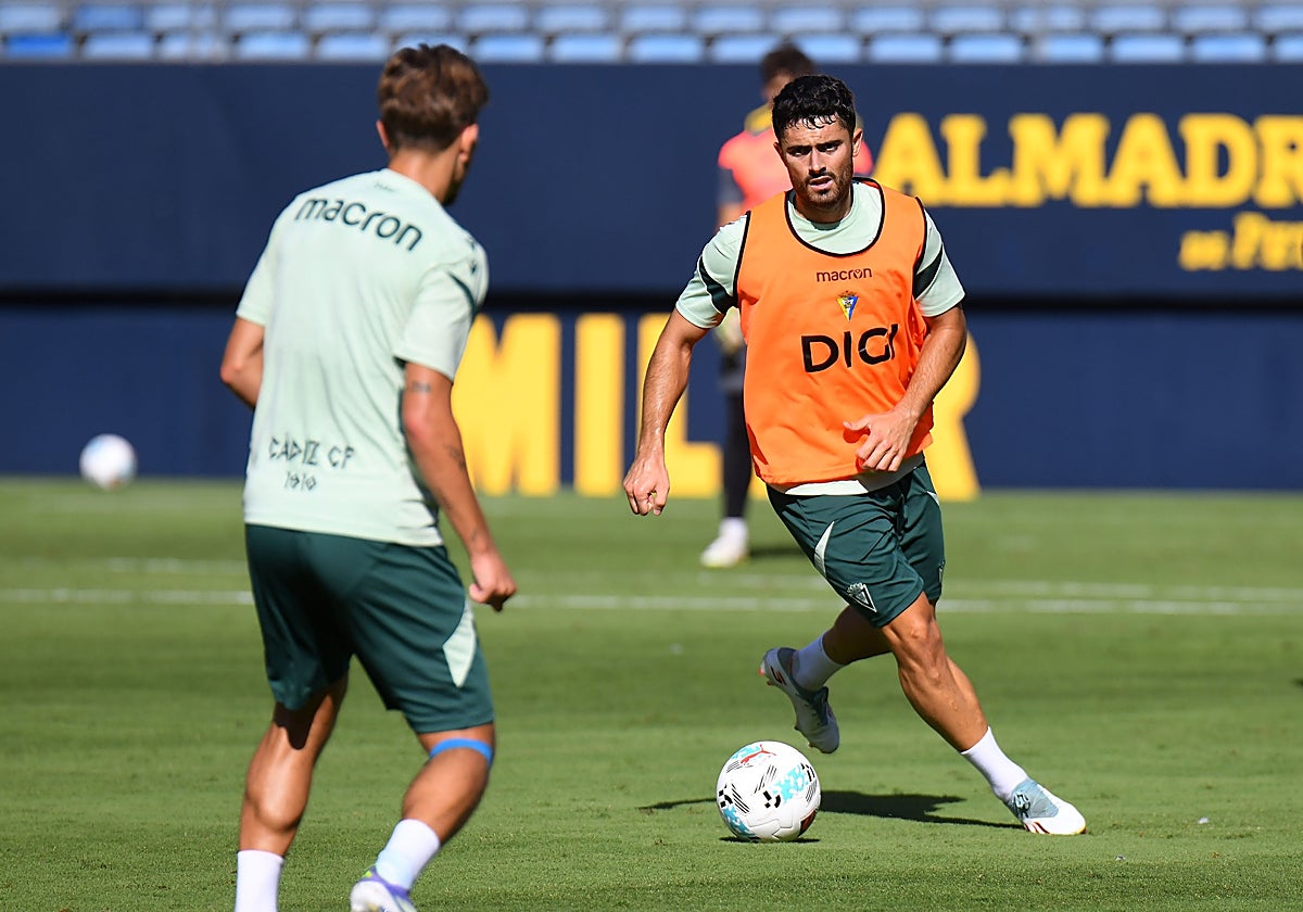 Sergio Ortuño encara a De la Rosa.