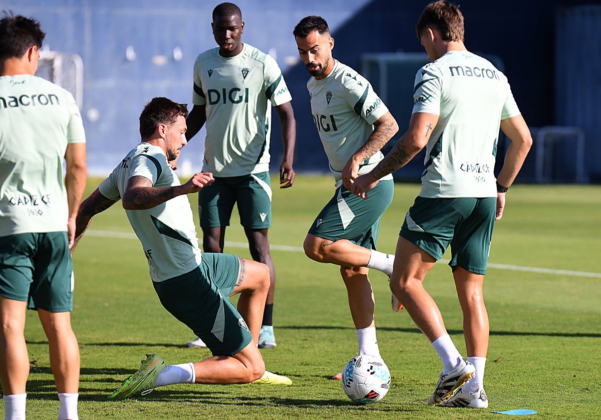 Un entrenamiento del Cádiz-.
