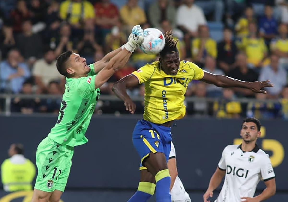 Javier Ontiveros adelantó al Cádiz en la primera parte.