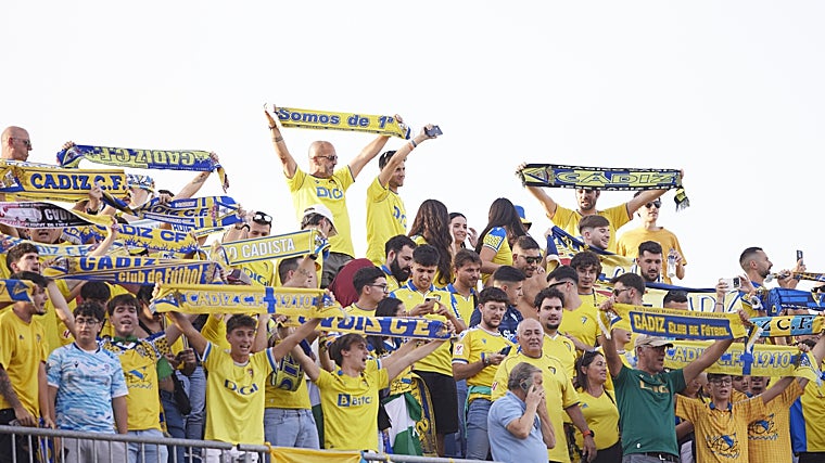 Seguidores del Cádiz CF en Granada.