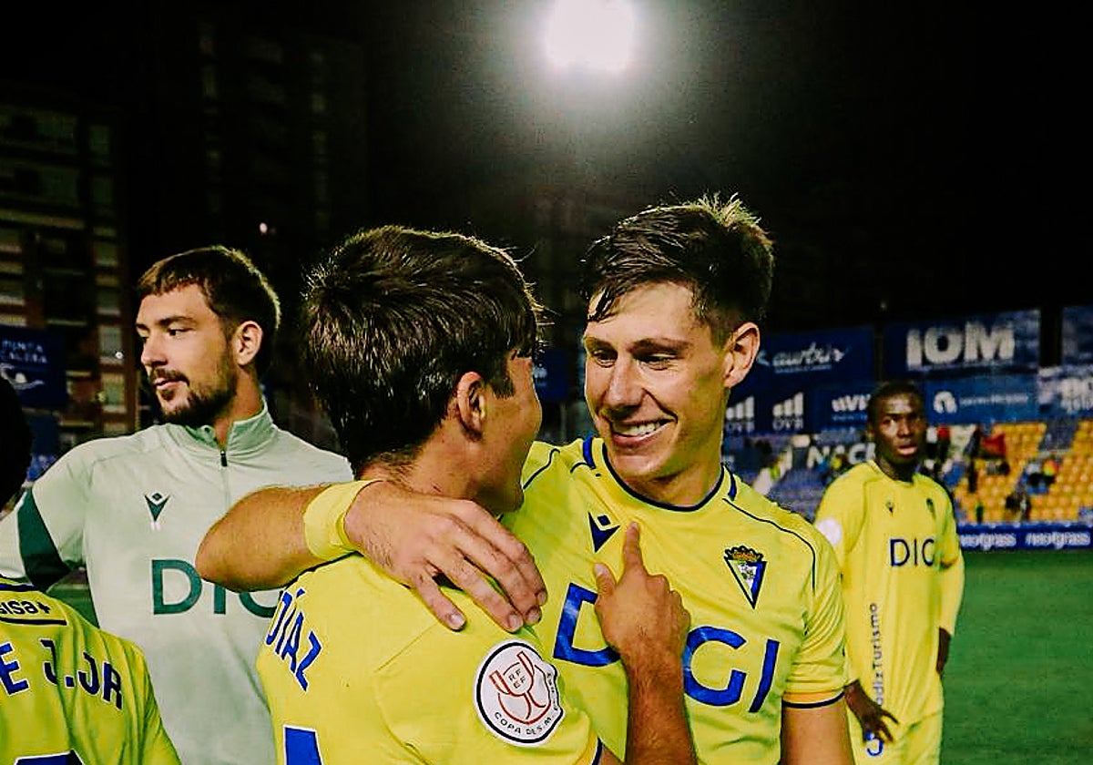 Iker Recio y Juan Díaz se felicitan tras el partido en Murcia.