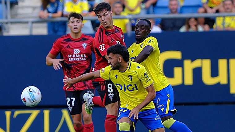 El Mirandés se estrenó con derrota ante el Cádiz CF.