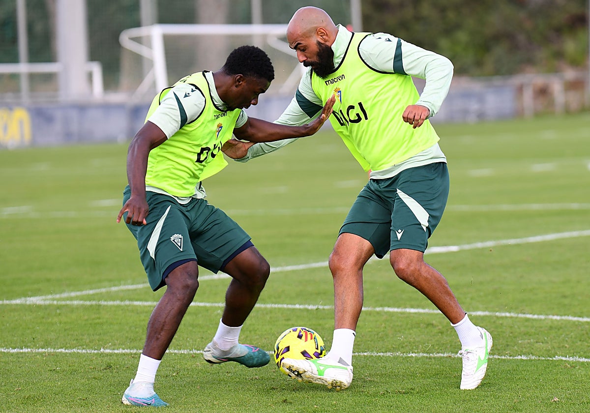 Fali, con barba, ya se prueba junto a sus compañeros tras su operación reciente.