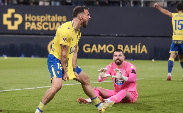 Tabatadze celebra su gol anulado ante sorna del meta Guilherme.