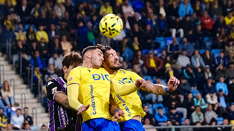 Bojan Kovacevic, a la derecha en la imagen, no jugará en Almería el próximo domingo.