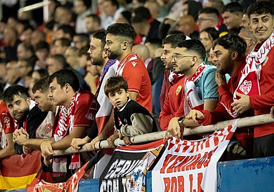 La afición del Almería espera con entusiasmo la cita liguera de su equipo ante el Cádiz CF.