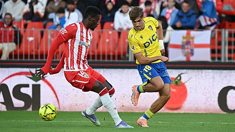 De la Rosa desperdició una clarísima ocasión en el tercer minuto de la cita.