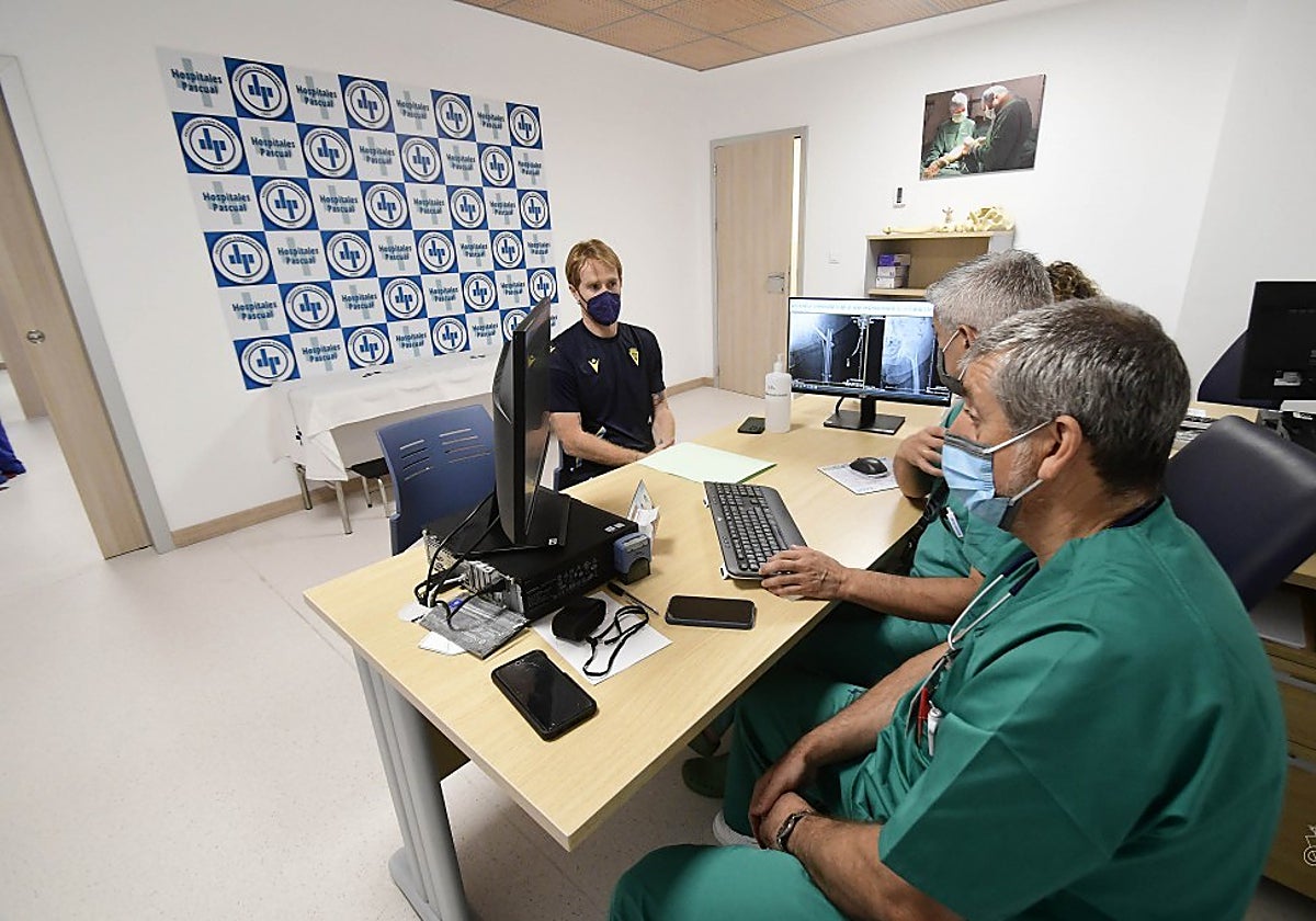 Álex, en tiempos de pandemia, se sometió a controles globales para poder entrenar.