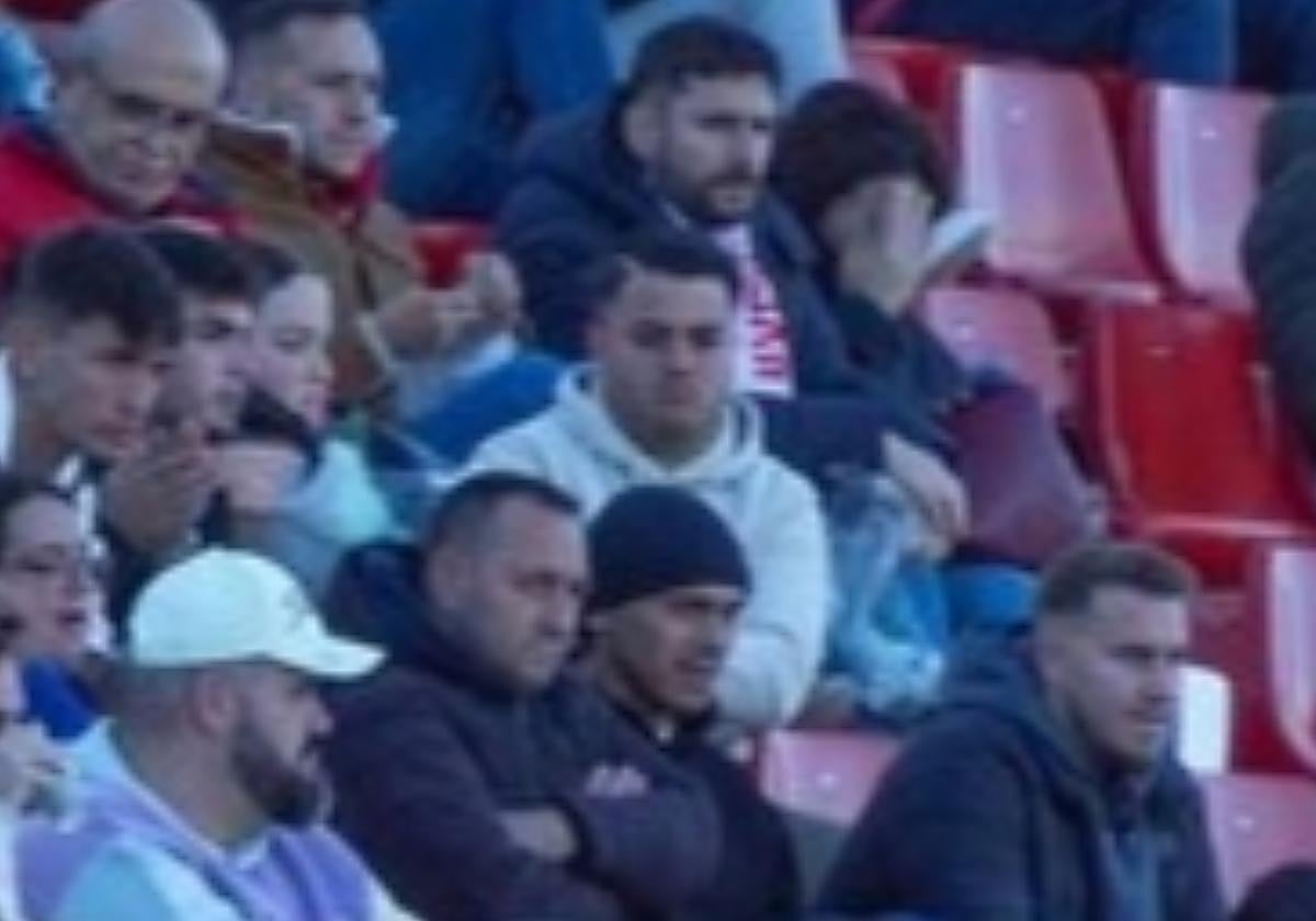 Brian Ocampo, en la fila inferior con gorro de lana, en el Estadio José del Cuvillo.