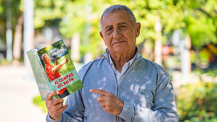 El barcelonés Jordi Gonzalvo y su libro 'Al compás del balón'.