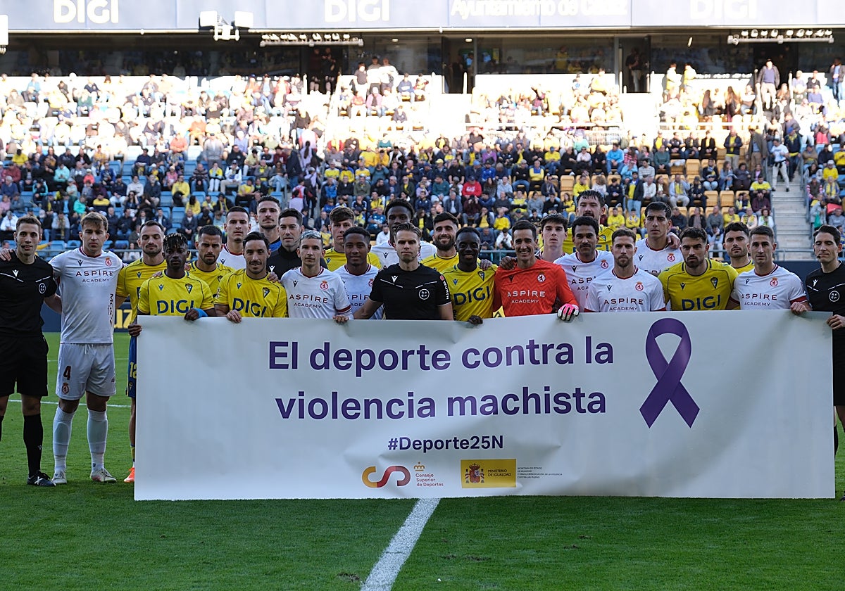 Édgar Badía, guardameta de la Cultural Leonesa, en el centro de la imagen.