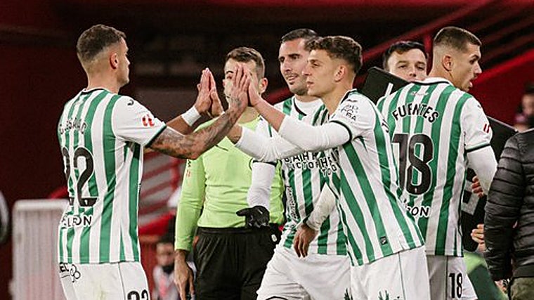 Juan María Alcedo entra en el césped después de dos meses y medio lesionado.