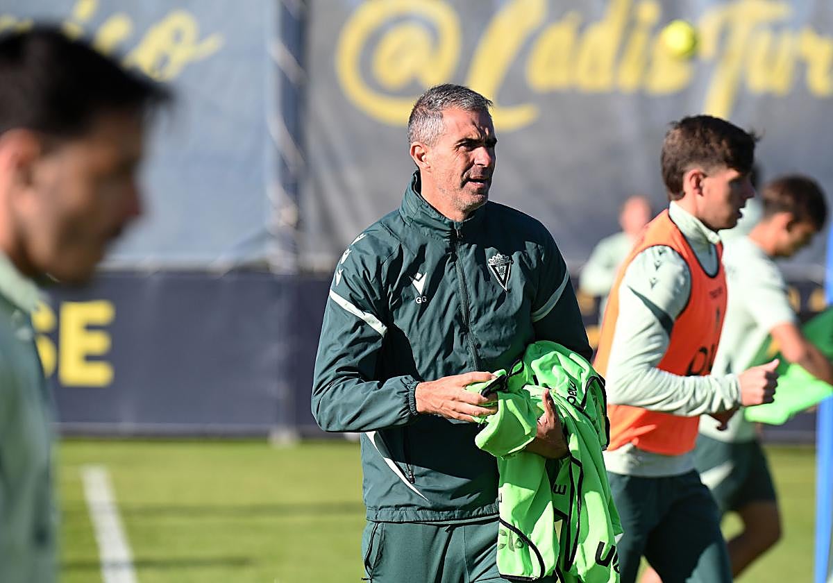 Garitano reparte petos durante un entrenamiento.