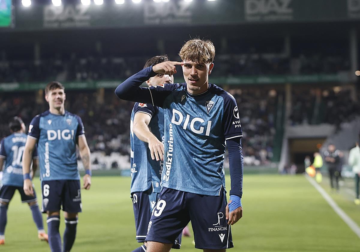 De la Rosa adelantó al Cádiz CF en Cordoba.