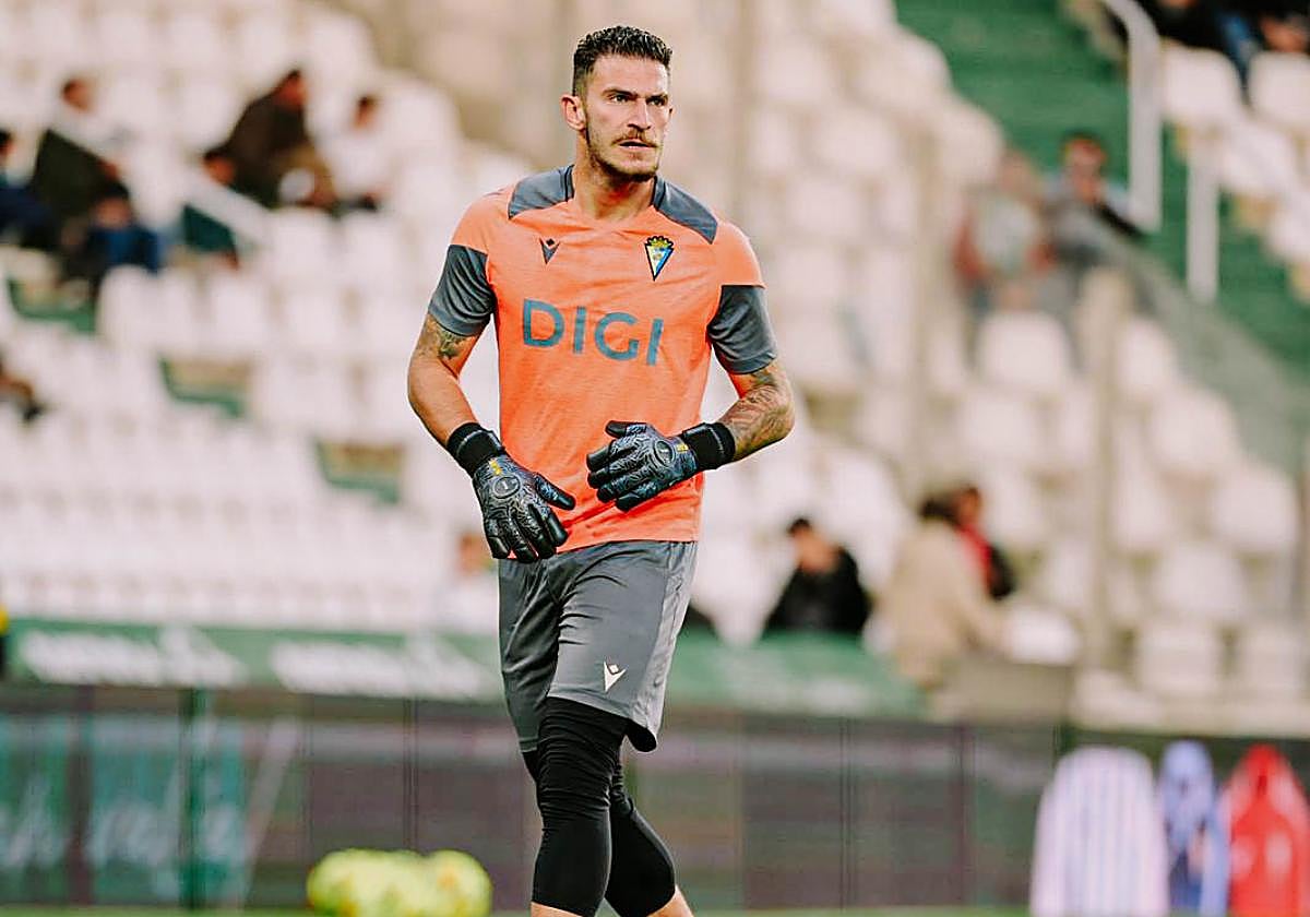 Víctor Aznar, durante el calentamiento