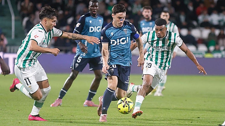 Iza se une a la lista de bajas del Cádiz CF en la visita a Murcia