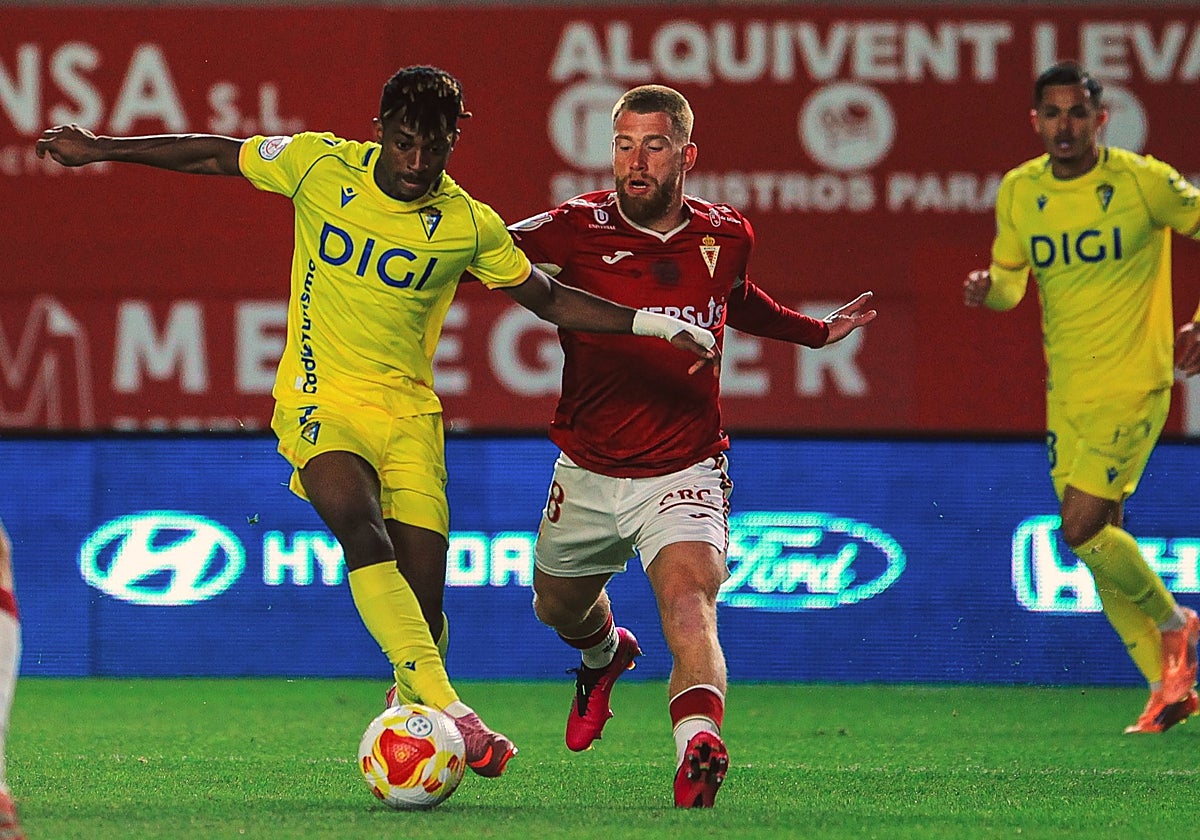 Efe Aghama, camfiado en el descanso, lleva el balón ante David Vicente.
