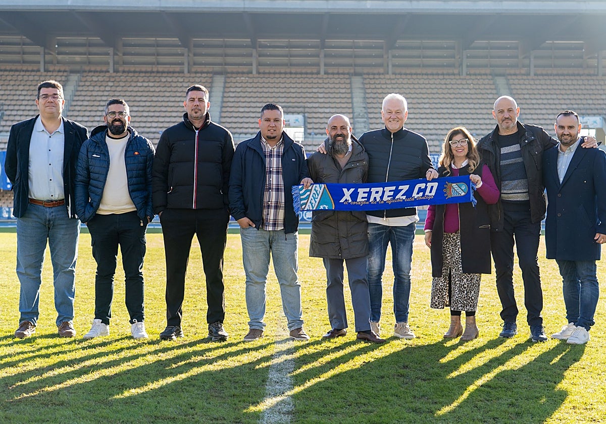 Juan Luis Gil 'Titín', presidente del Xerez CD, en el centro de la imagen.
