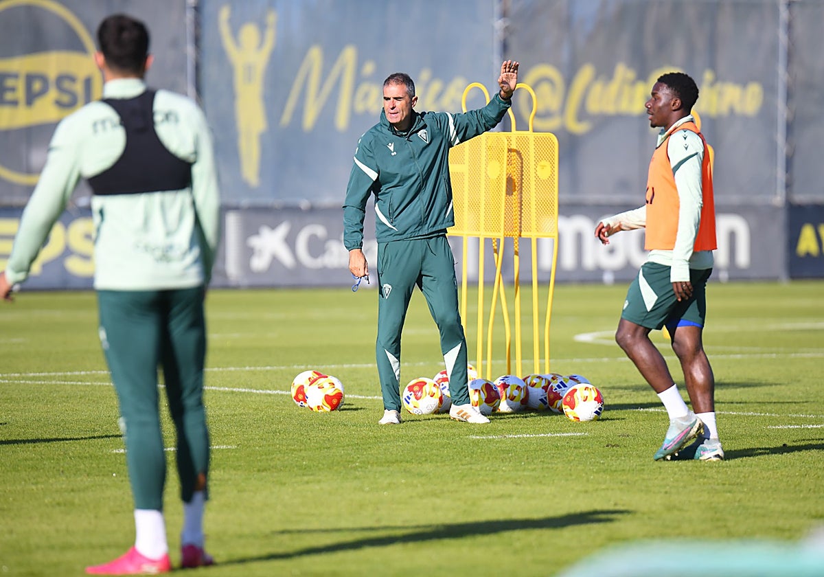 Garitano ofrece indicaciones durante una sesión de entrenamiento