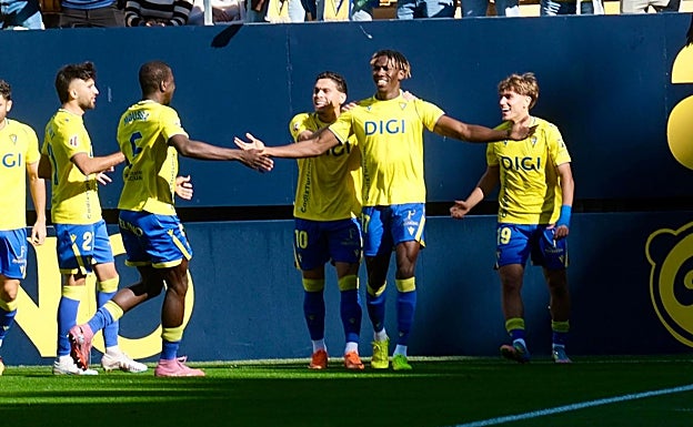 Dawda Camara adelantó al Cádiz.