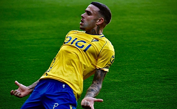 Roger celebra el segundo del equipo.