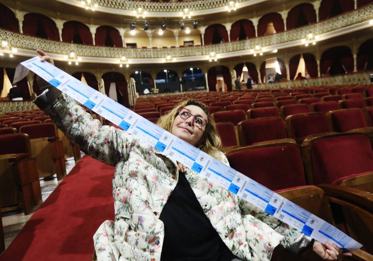 Eva Caballero, primera en la cola, posa con sus entradas en el Gran Teatro Falla.