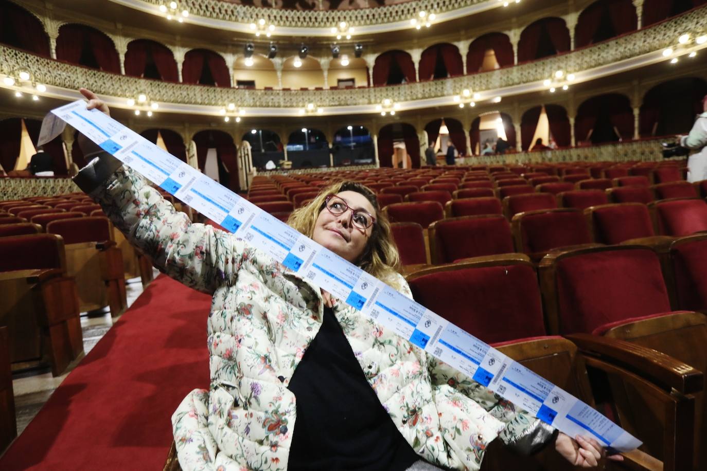 Fotos: Primeros afortunados comprando entradas en el Falla