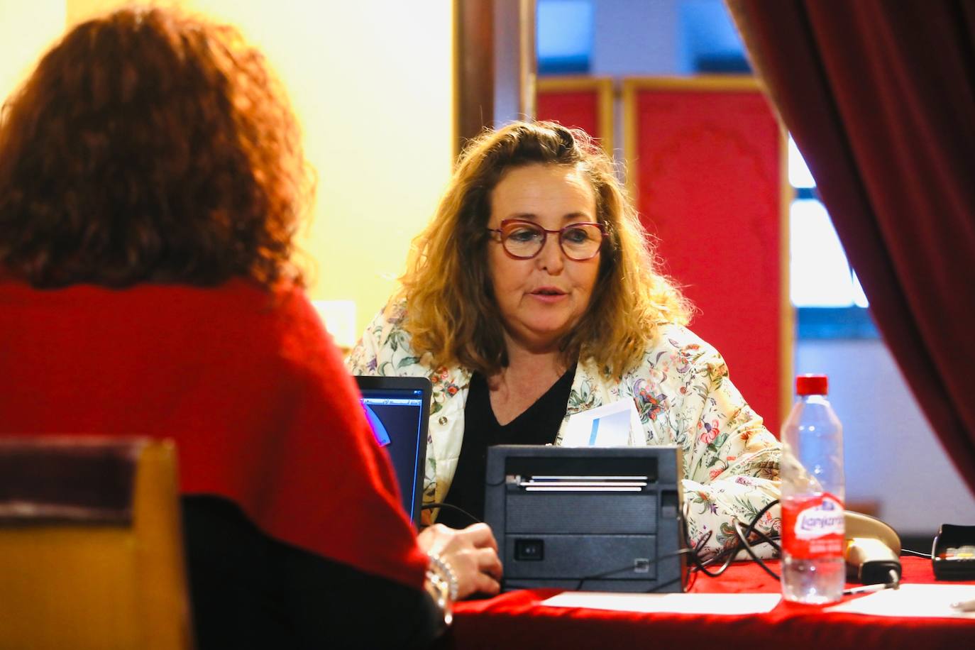 Fotos: Primeros afortunados comprando entradas en el Falla