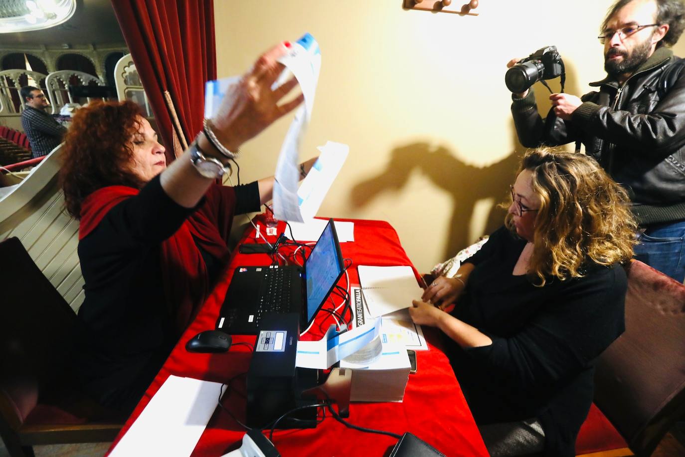 Fotos: Primeros afortunados comprando entradas en el Falla