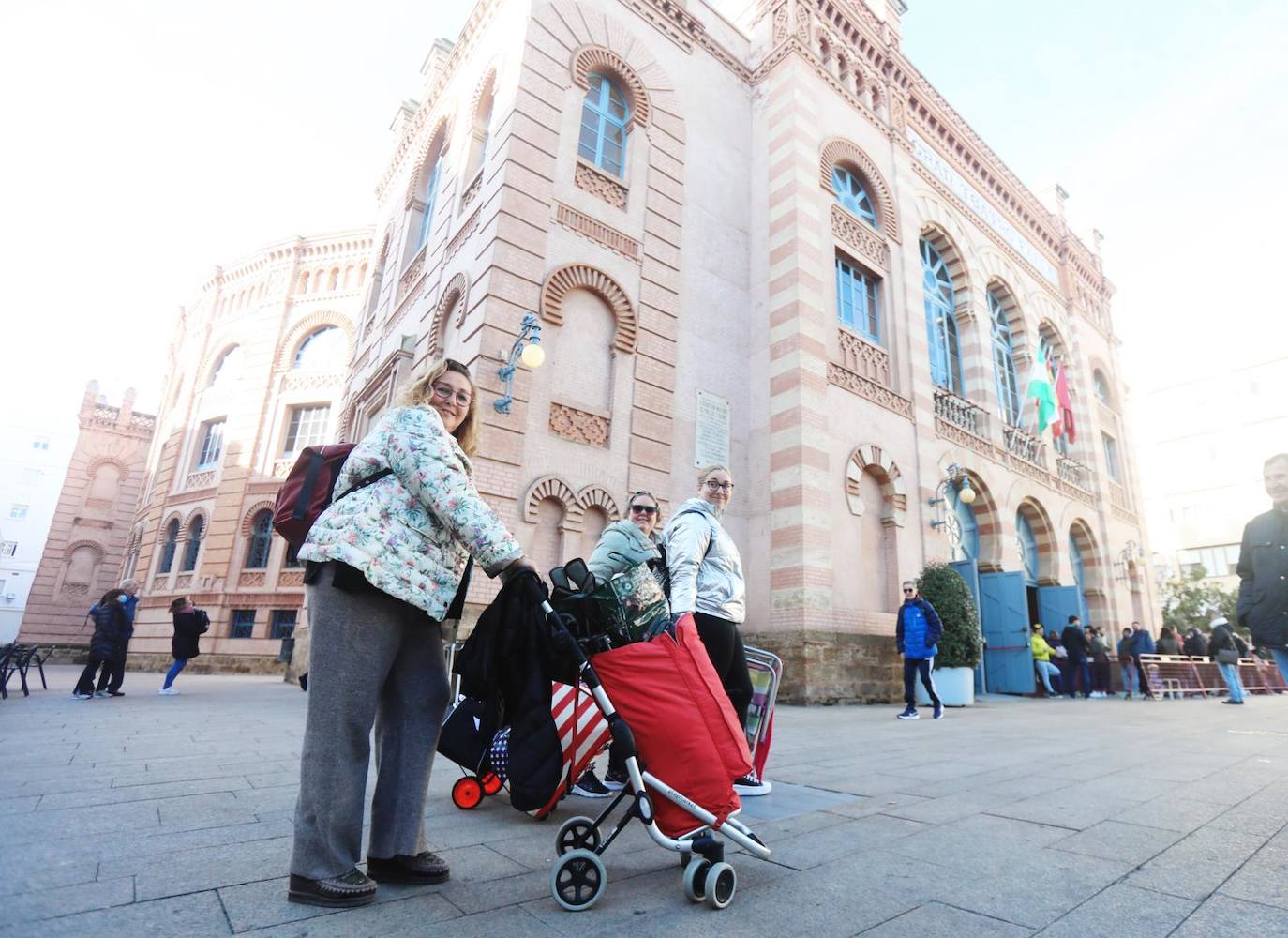 Fotos: Primeros afortunados comprando entradas en el Falla