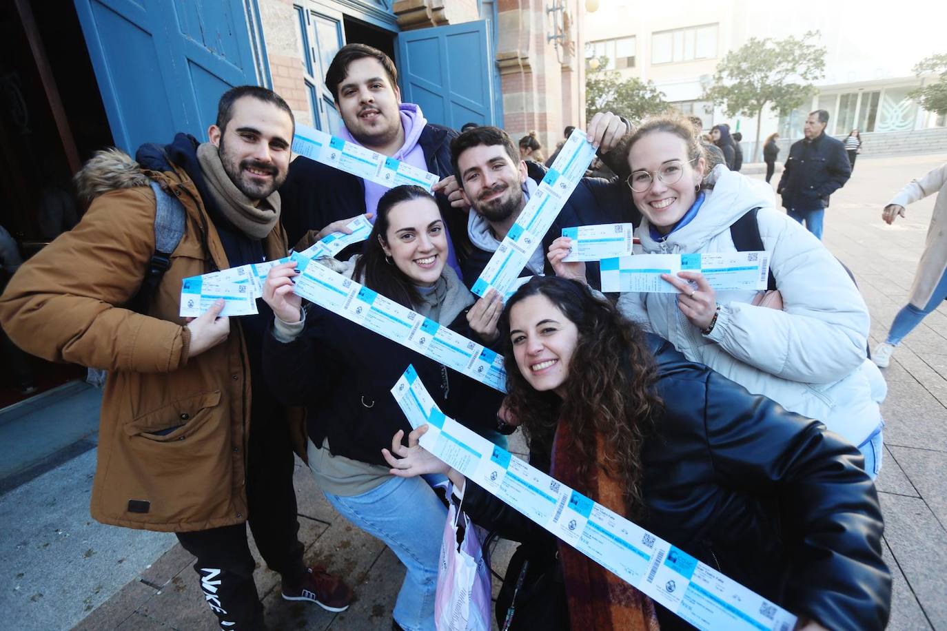 Fotos: Primeros afortunados comprando entradas en el Falla