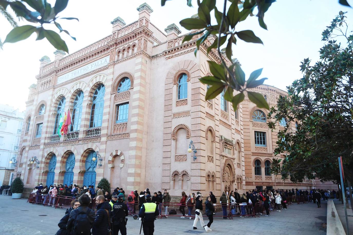 Fotos: Primeros afortunados comprando entradas en el Falla