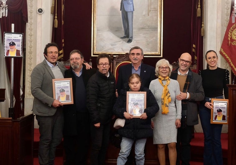 Ayuntamiento, Correos y Sociedad Filatélica Gaditana recuerdan con un sello y una exposición a Paco Rosado