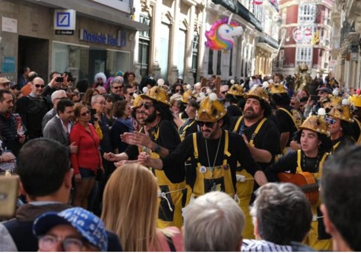 Una ilegal, cantando en las calles durante el Carnaval de Cádiz.