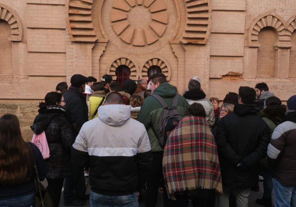 Imagen de archivo de personas esperando para comprar entradas en la taquilla del teatro Falla.