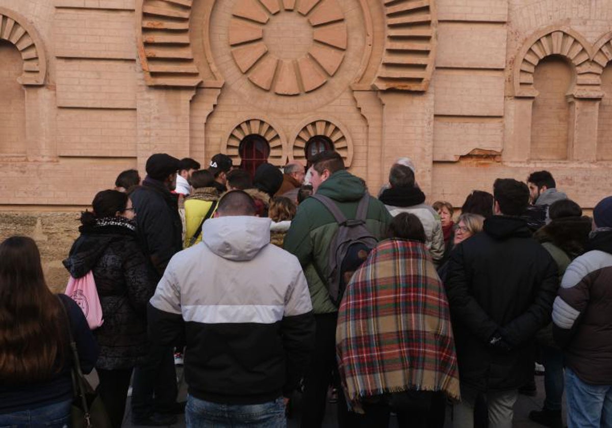 Imagen de archivo de personas esperando para comprar entradas en la taquilla del teatro Falla.