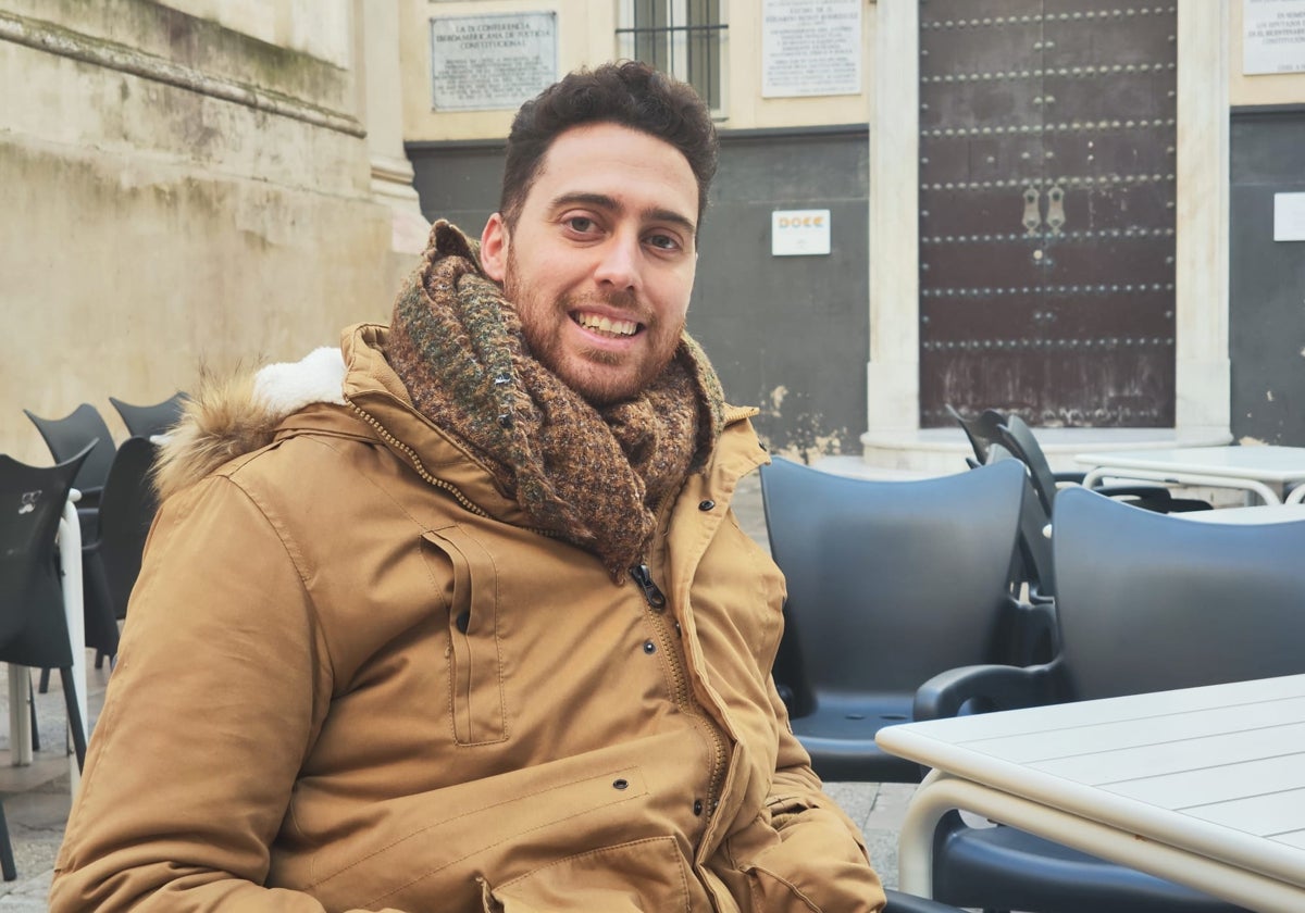 Antoñito, en una terraza de la plaza de Santa Inés.