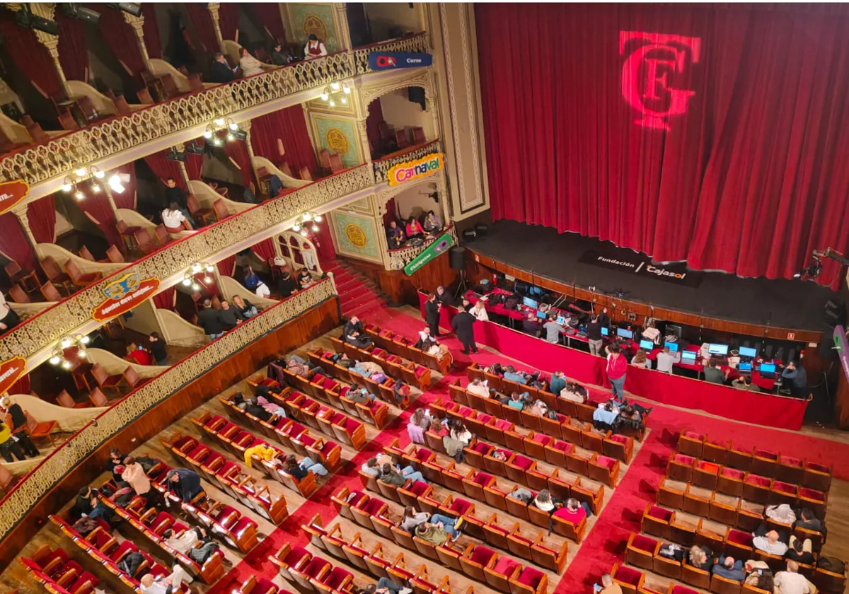 El aspecto que presentaba el Teatro Falla antes de la actuación de la chirigota de Sevilla 'Todo sobre su Marvel'.